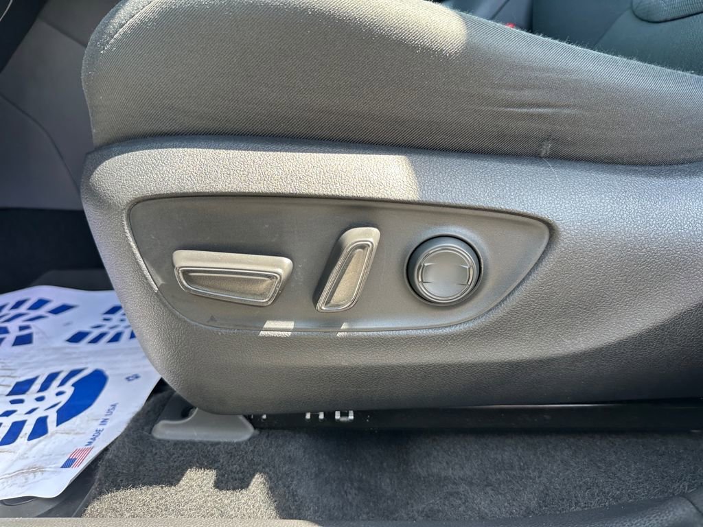 Used 2022 Toyota RAV4 XLE w/ Convenience Package AWD/4WD image 16