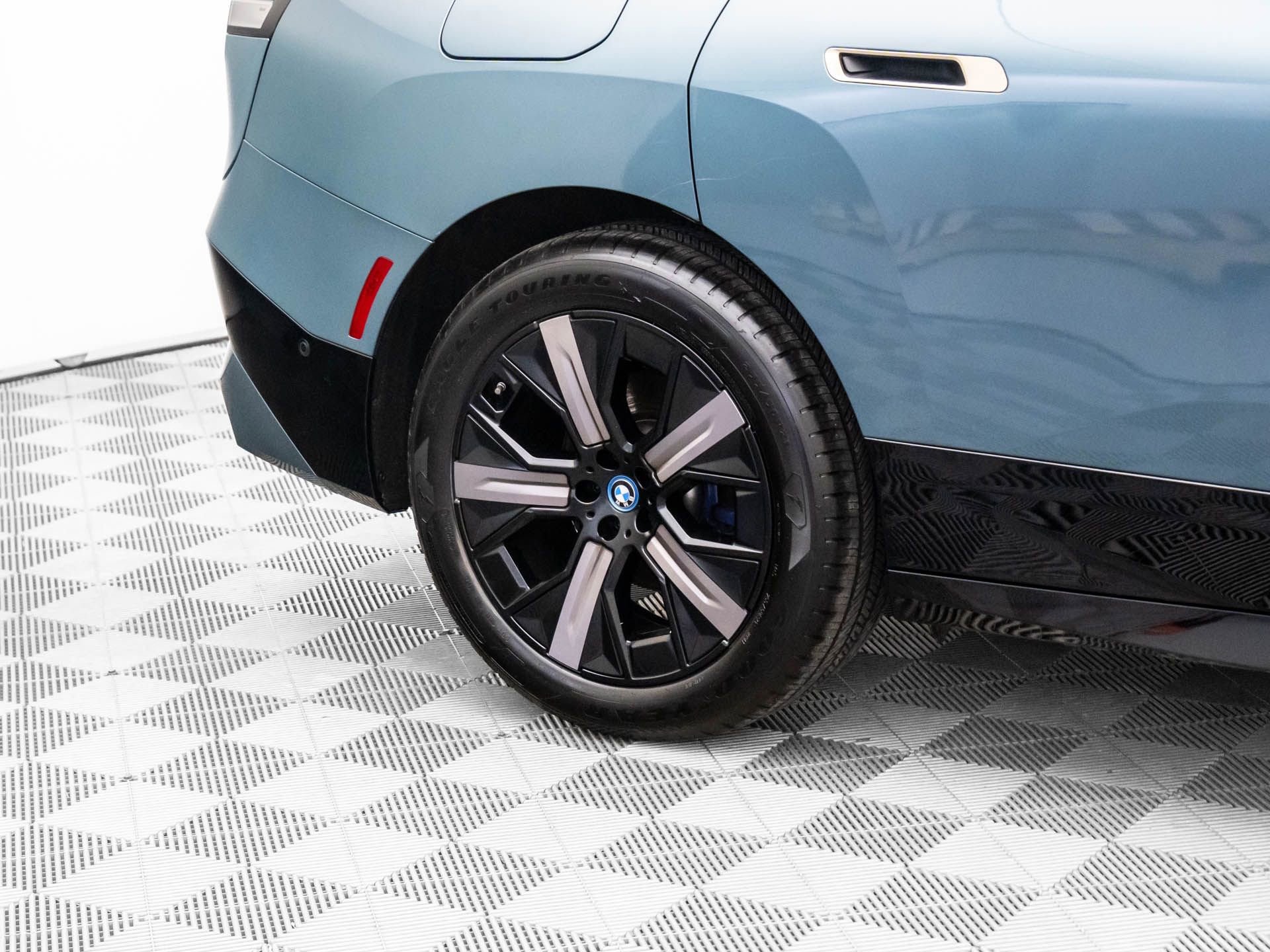 Used 2024 BMW iX xDrive50 w/ Premium Package image 34