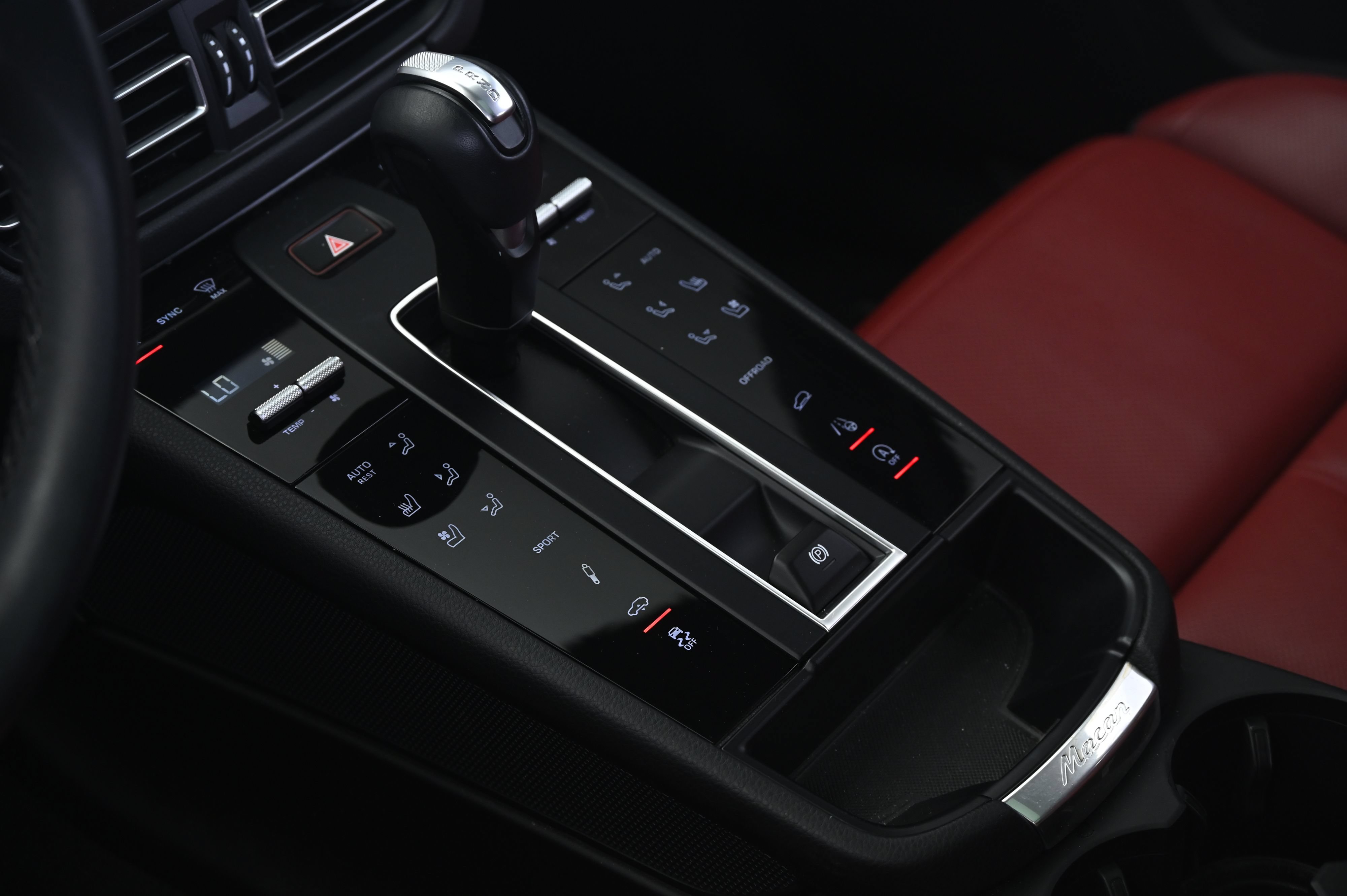 Certified 2024 Porsche Macan S AWD/4WD image 34