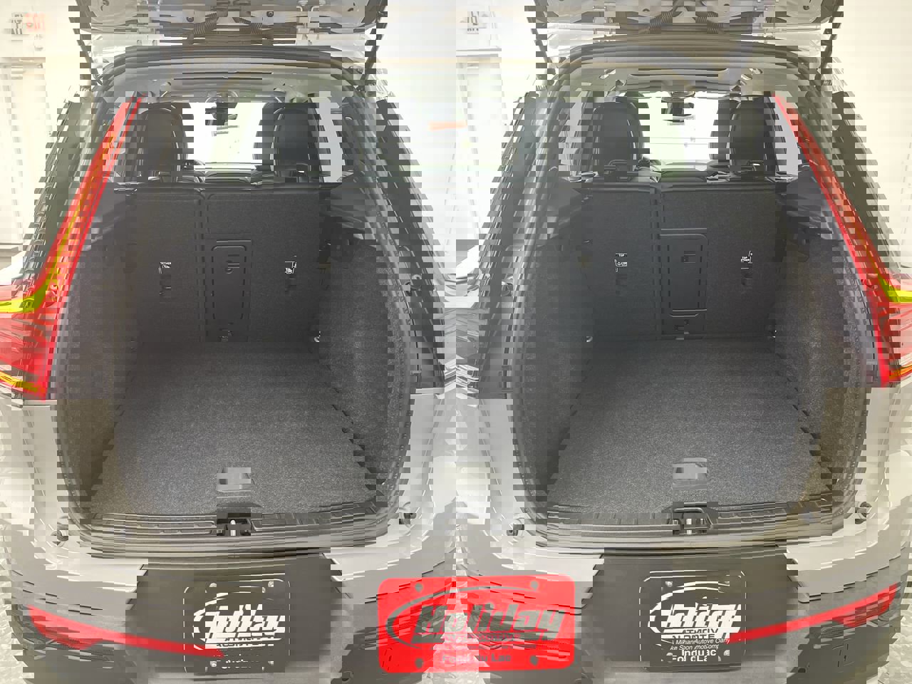 Used 2025 Volvo XC40 B5 Core image 30