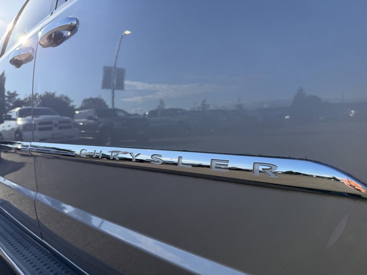 Used 2014 Chrysler Town & Country Touring-L w/ Driver Convenience Group FWD image 10