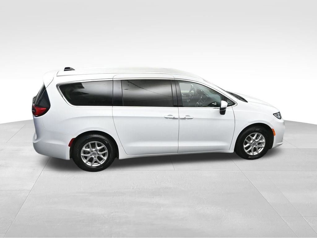 Used 2023 Chrysler Pacifica Touring-L image 41