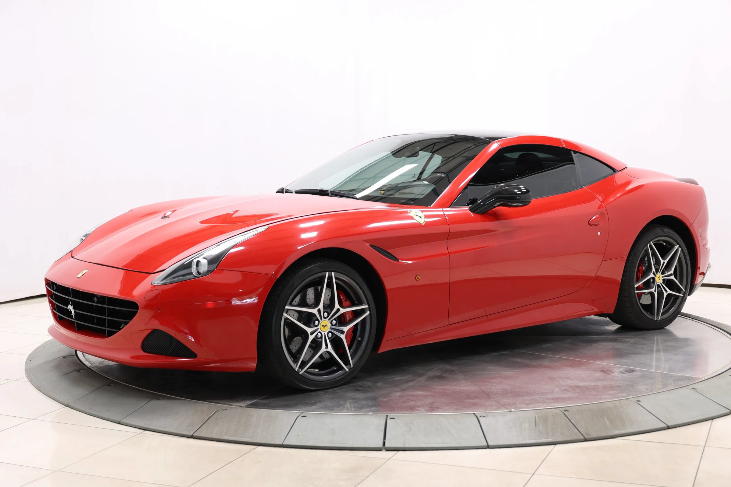Used 2017 Ferrari California T RWD image 97