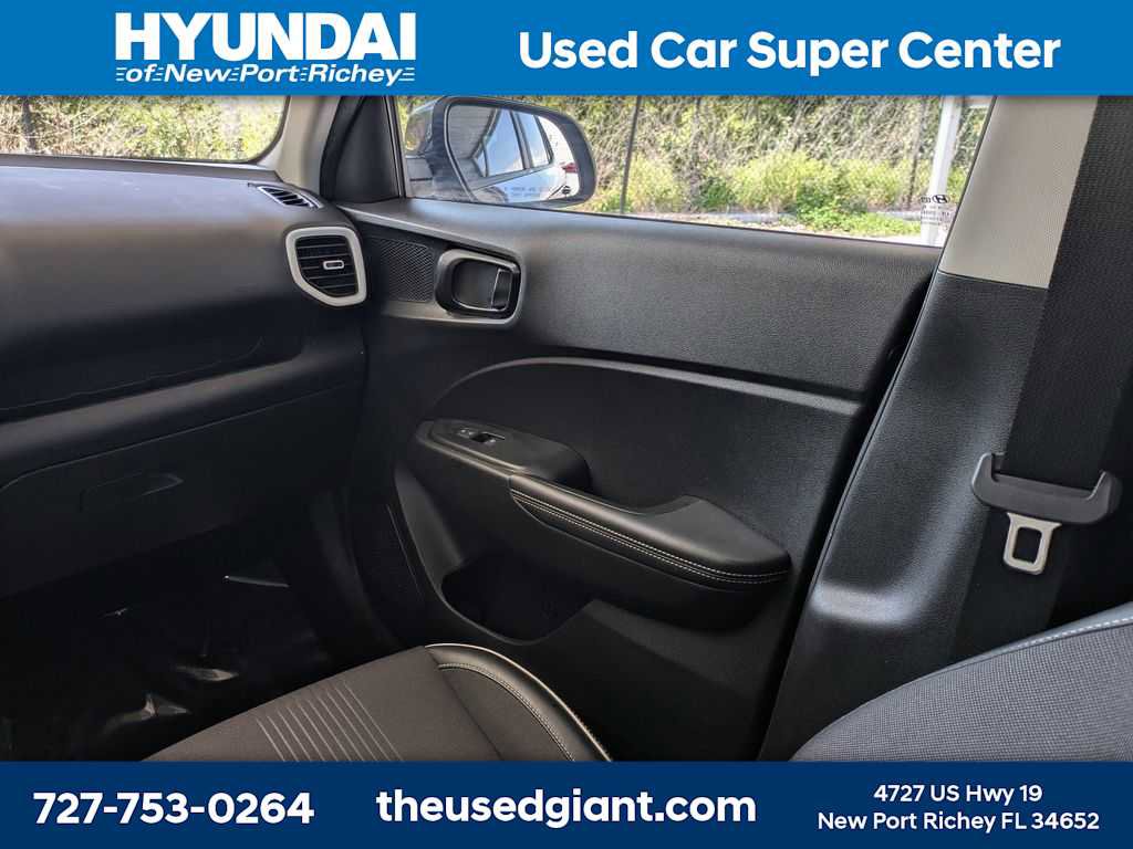 Used 2023 Hyundai Venue Limited image 17