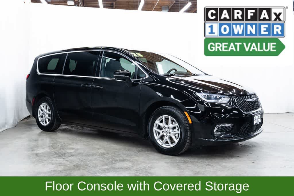 Used 2025 Chrysler Pacifica Select