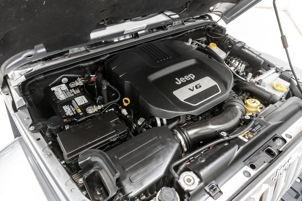 Used 2018 Jeep Wrangler Unlimited Sahara w/ Connectivity Group image 4