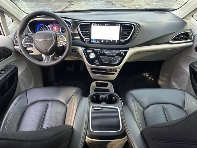 Used 2024 Chrysler Pacifica Touring-L image 33