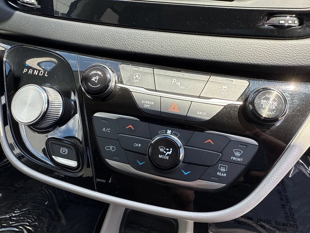 Used 2017 Chrysler Pacifica Touring FWD image 28