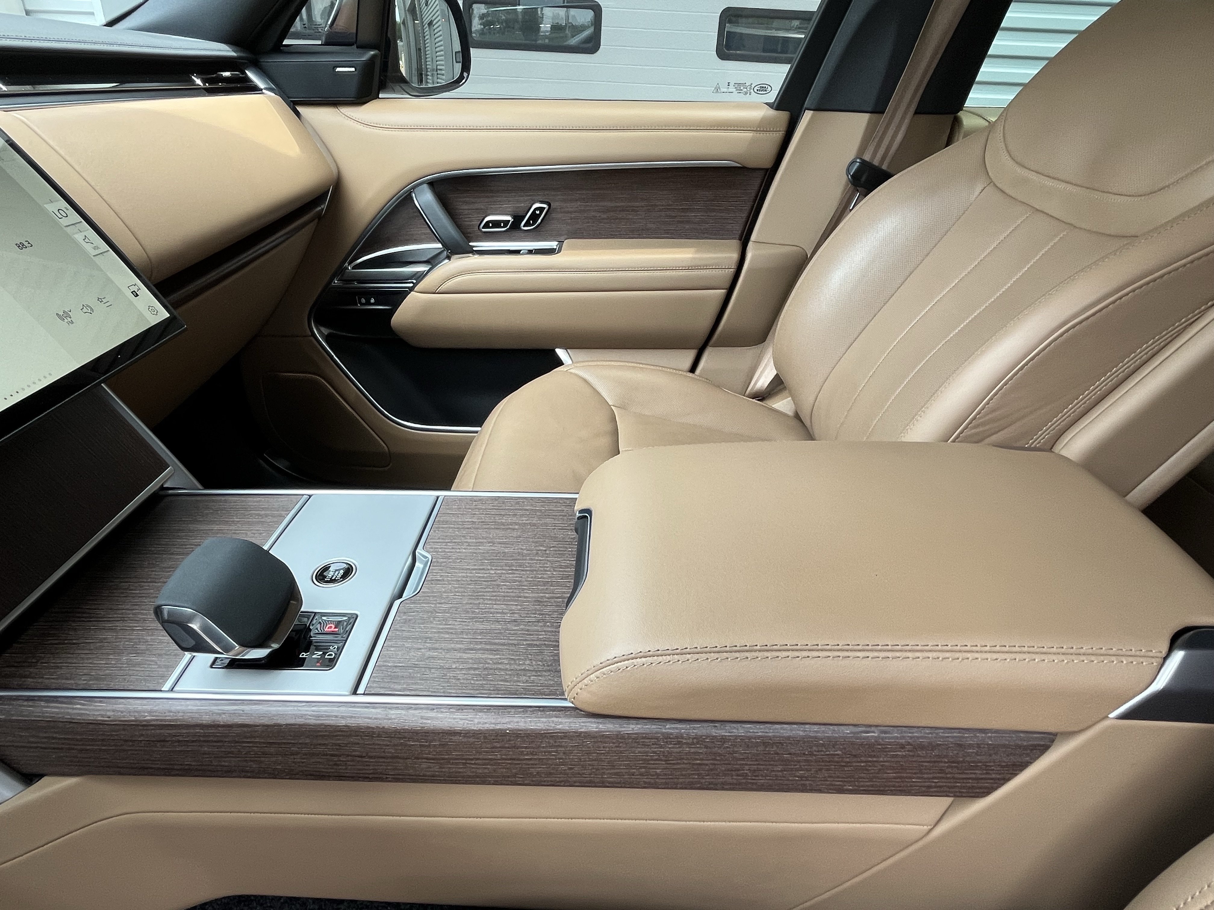 Certified 2024 Land Rover Range Rover SE AWD/4WD image 24
