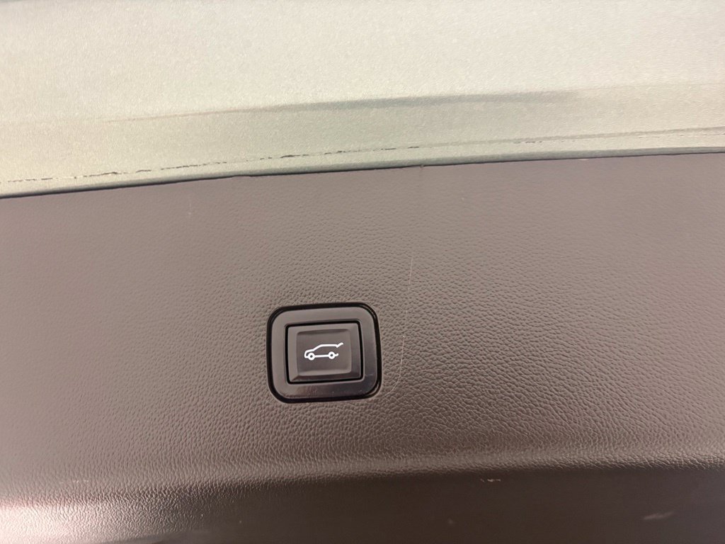 Used 2022 Chevrolet Traverse LT FWD image 39