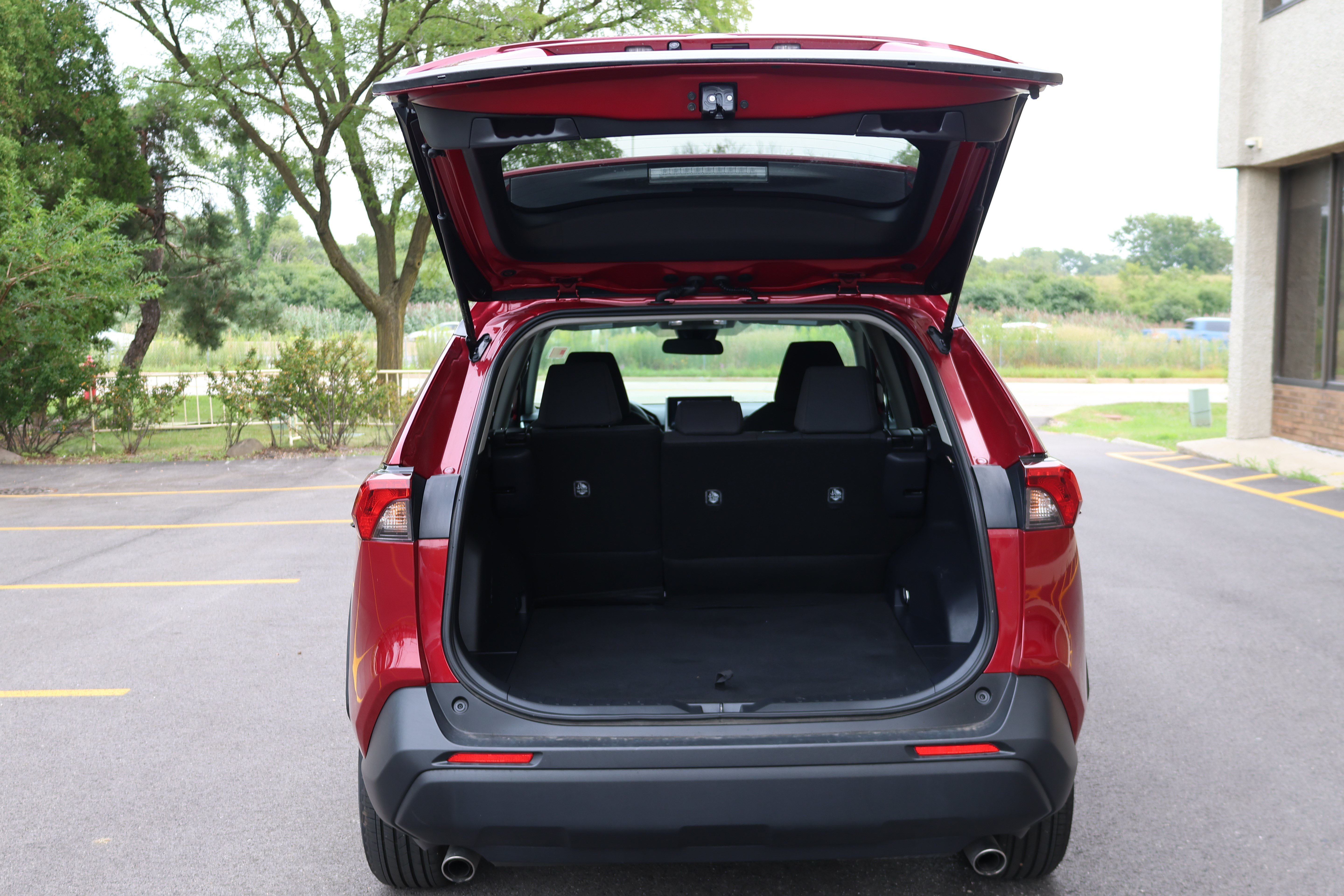 Used 2025 Toyota RAV4 LE AWD/4WD image 5