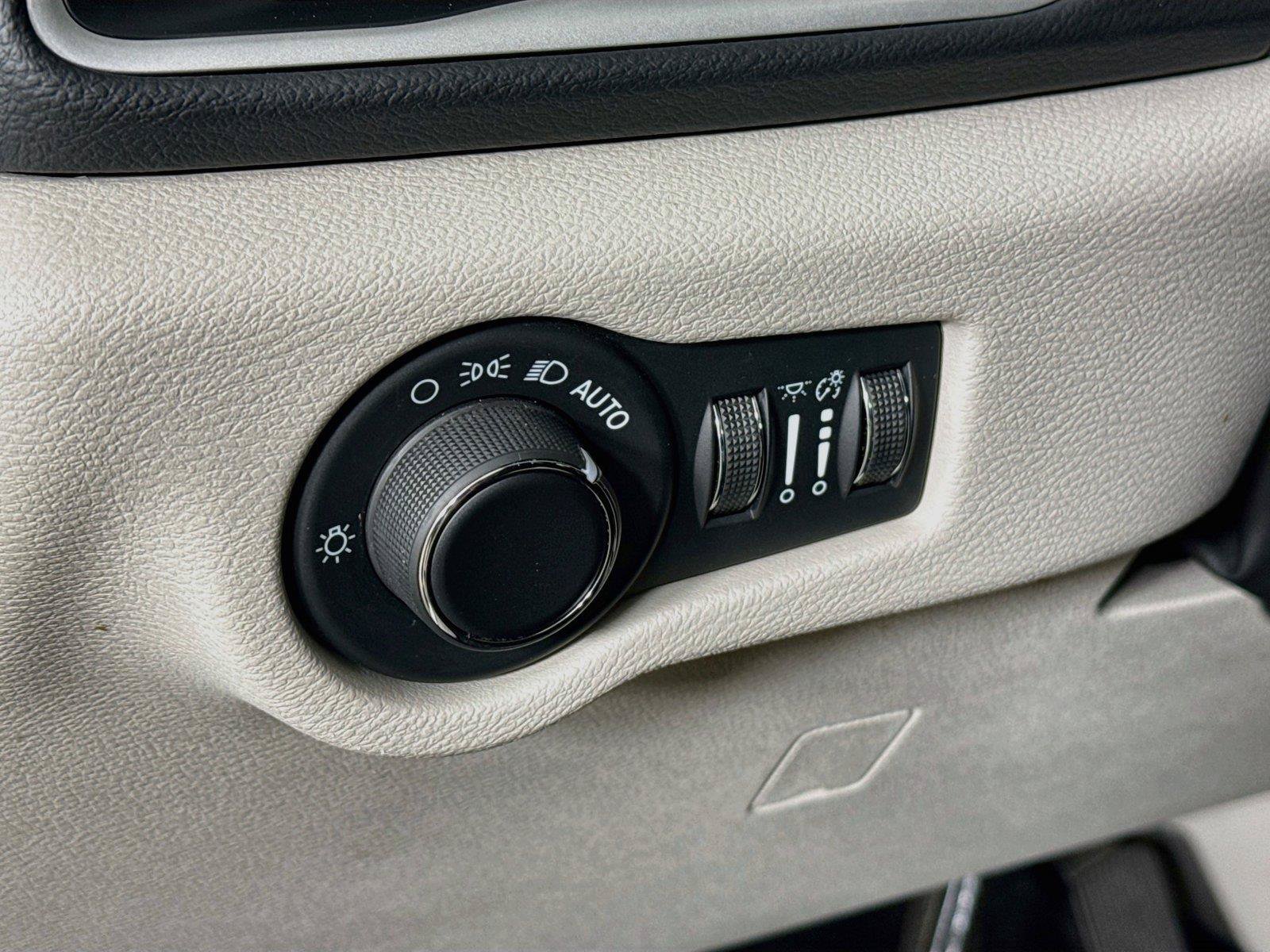 Used 2023 Chrysler Voyager LX FWD image 14