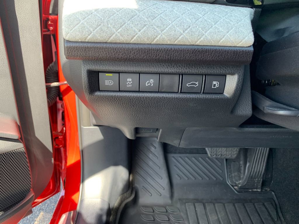 Used 2025 Toyota Camry XLE FWD image 32