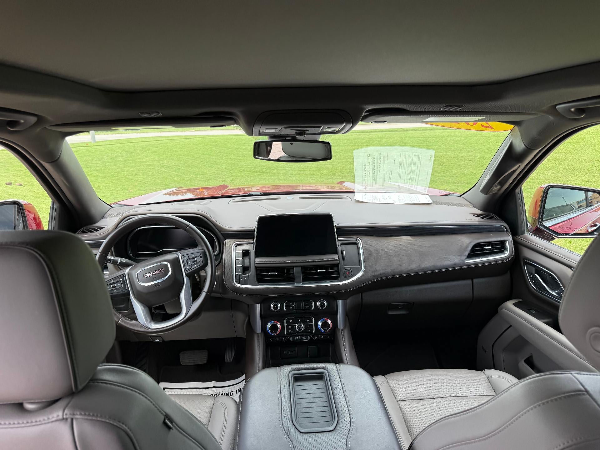Used 2023 GMC Yukon XL SLT AWD/4WD image 3