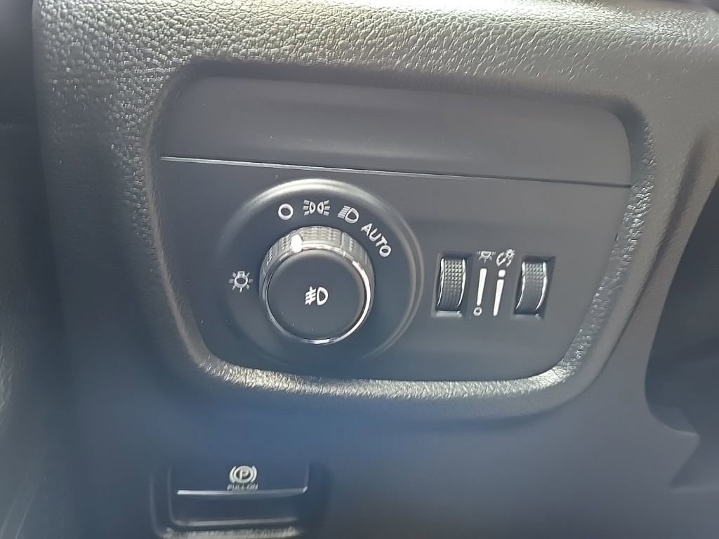 Used 2023 Jeep Grand Cherokee L Limited w/ Black Appearance Package image 17