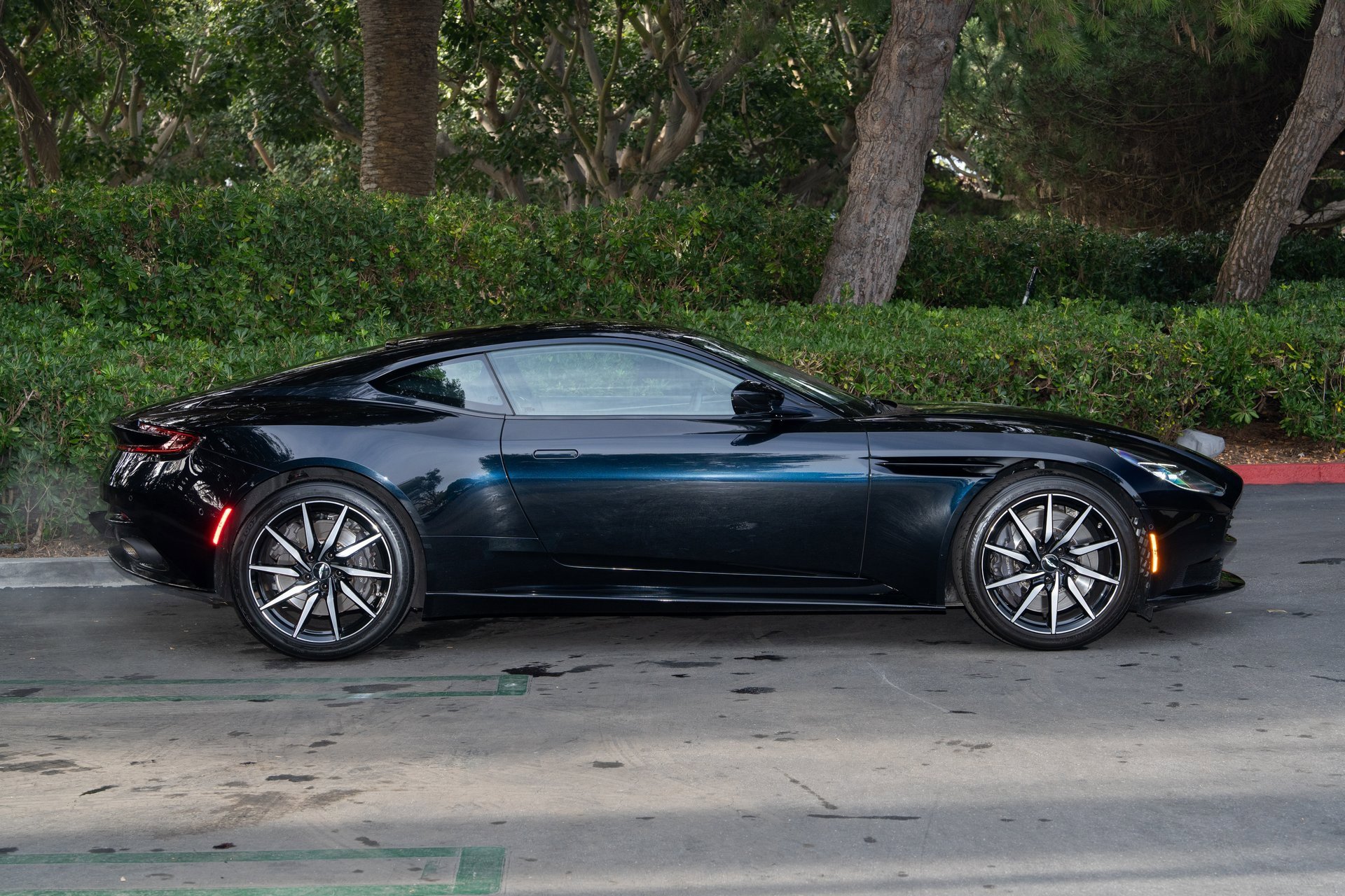 Used 2020 Aston Martin DB11 Coupe image 26