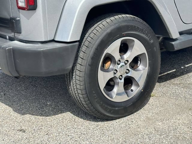 Used 2017 Jeep Wrangler Sahara w/ Connectivity Group AWD/4WD image 31