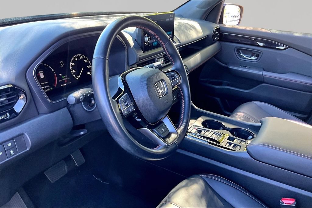 Used 2025 Honda Pilot TrailSport image 14