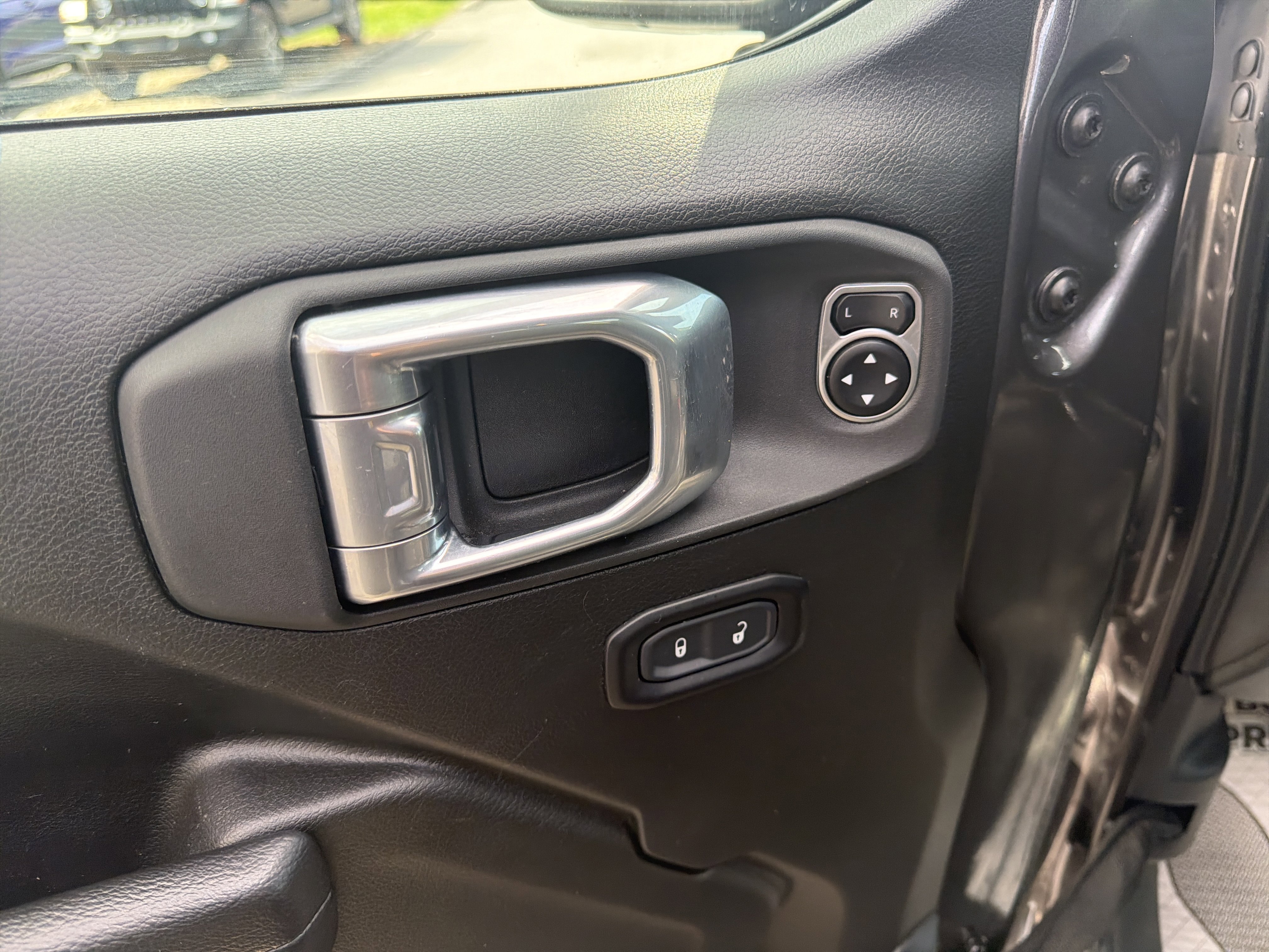 Used 2025 Jeep Wrangler Unlimited Rubicon image 16