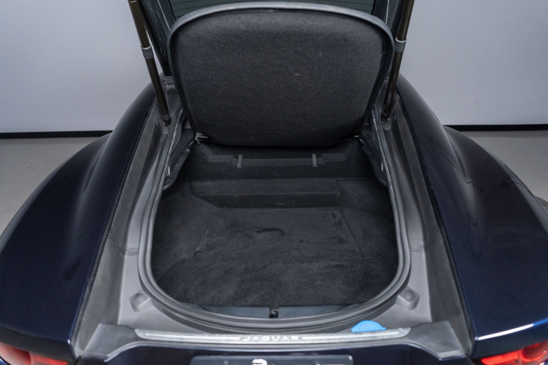 Used 2018 Jaguar F-TYPE Coupe RWD image 20