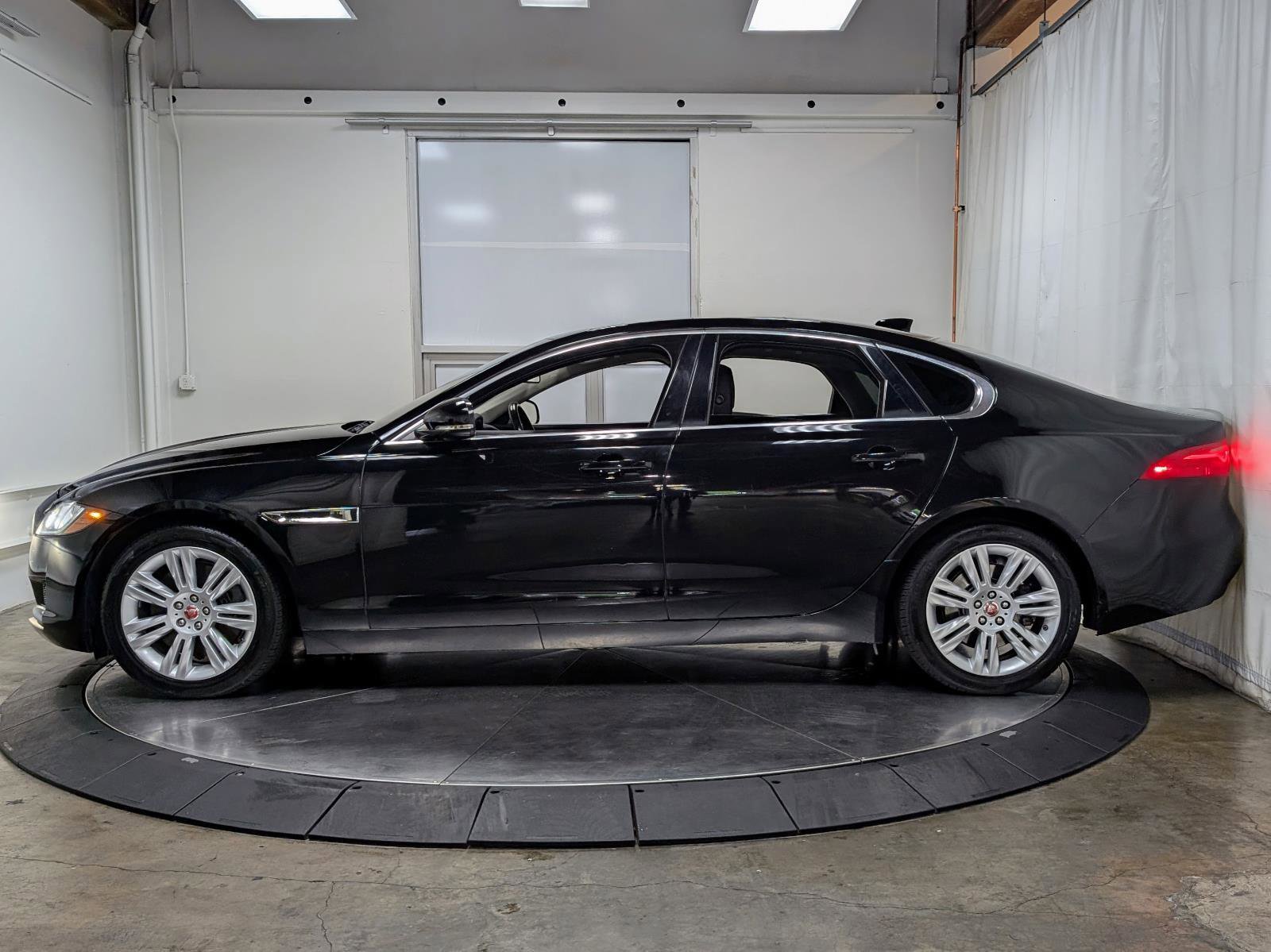 Used 2017 Jaguar XF Premium AWD/4WD image 6