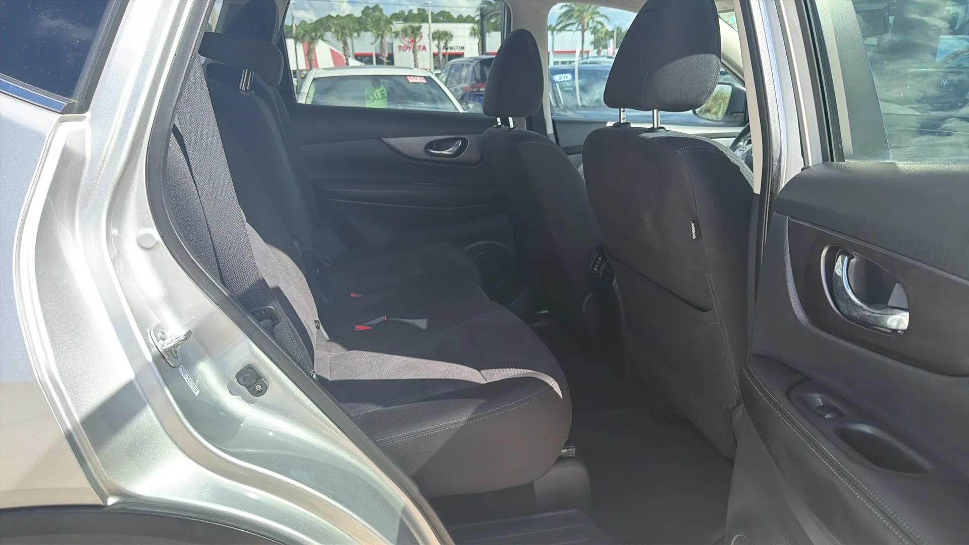 Used 2015 Nissan Rogue SV w/ SV Premium Package FWD image 18
