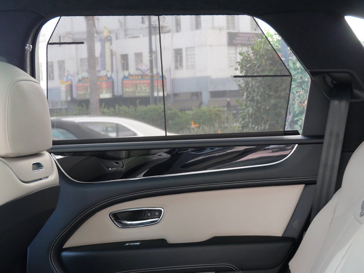 Used 2025 Bentley Bentayga image 17