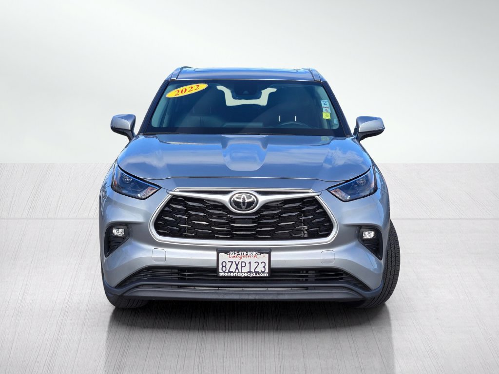 Used 2022 Toyota Highlander XLE AWD/4WD image 2