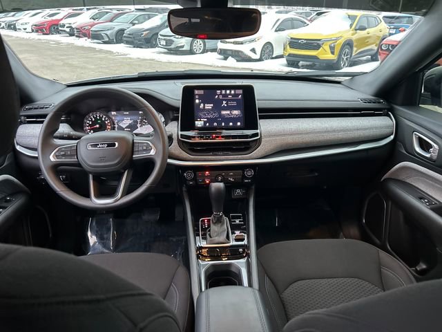 Used 2025 Jeep Compass Sport image 9