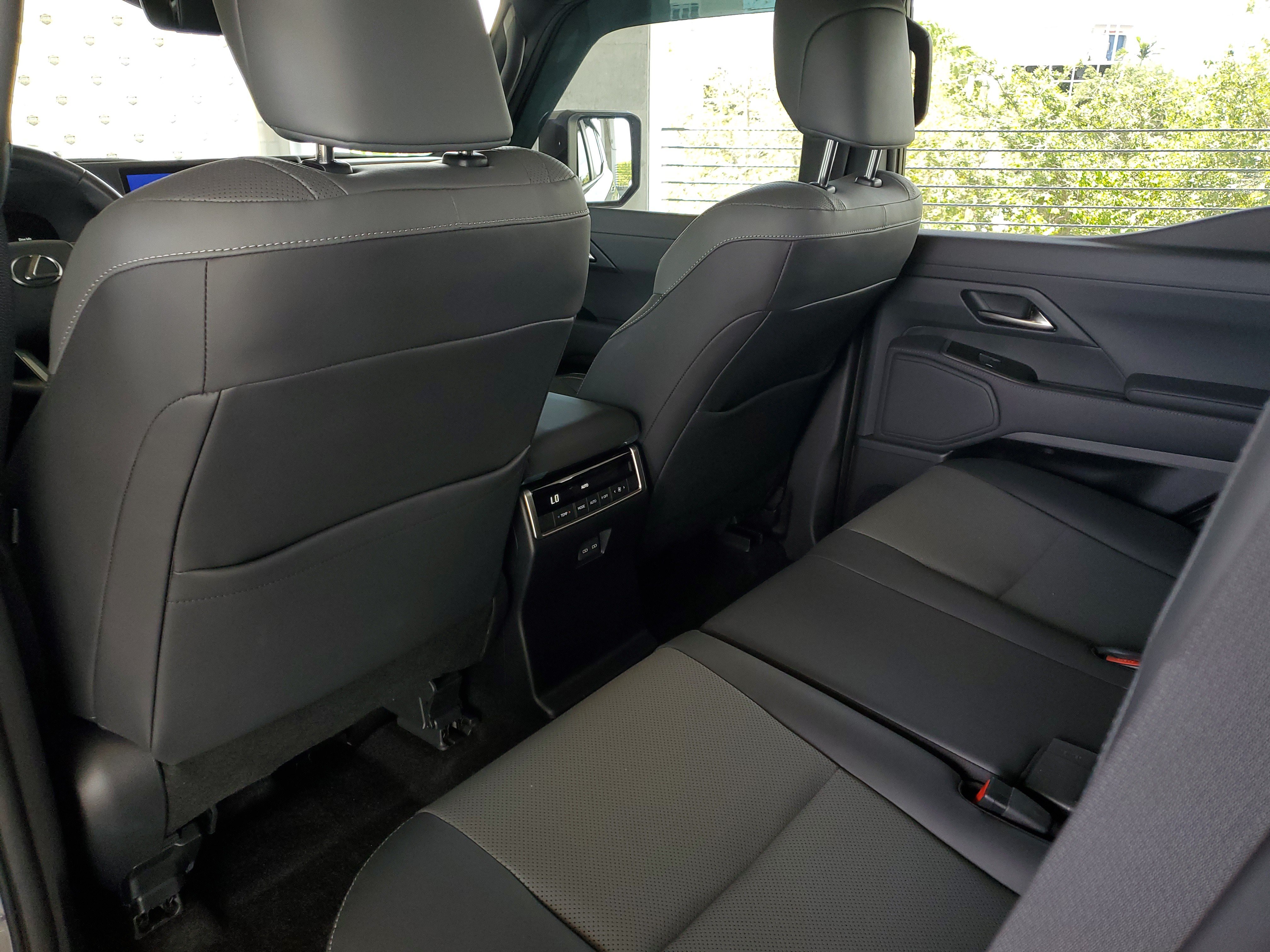 Used 2024 Lexus GX 550 w/ Cold Area Package AWD/4WD image 10
