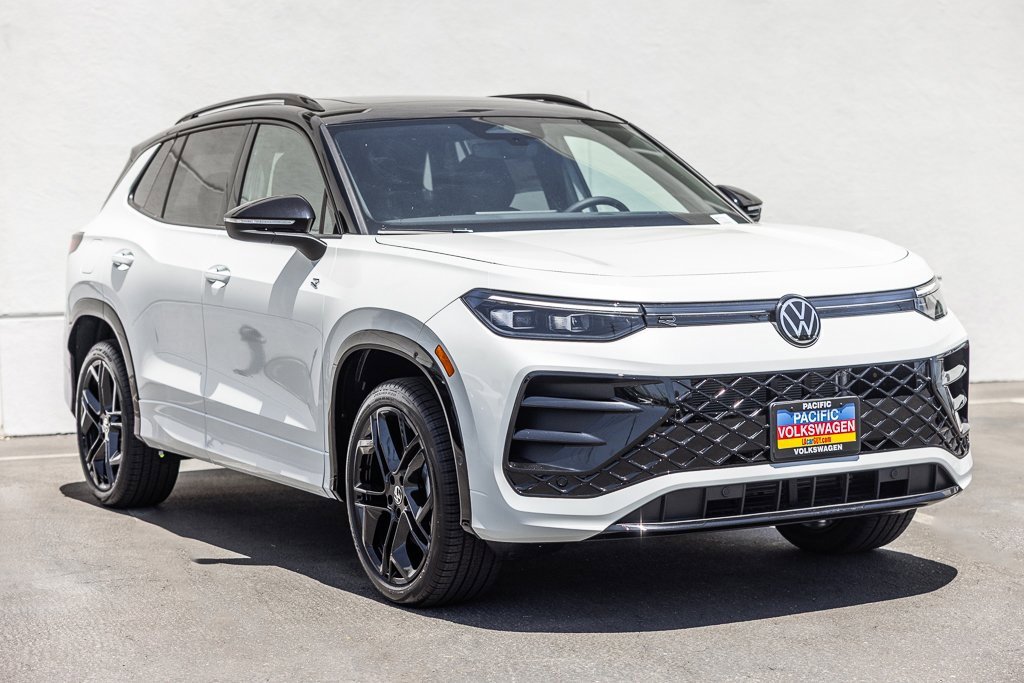 New 2025 Volkswagen Tiguan SE R-Line image 1