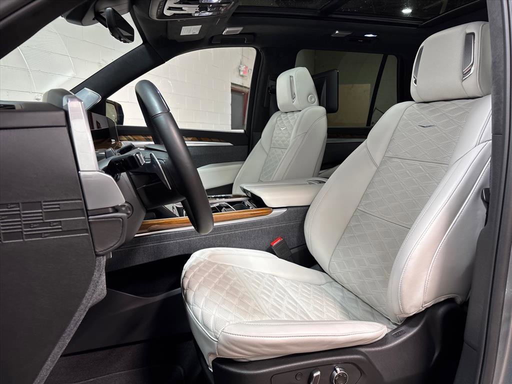 Used 2025 Cadillac Escalade Sport Platinum w/ LPO, ONYX Package image 22