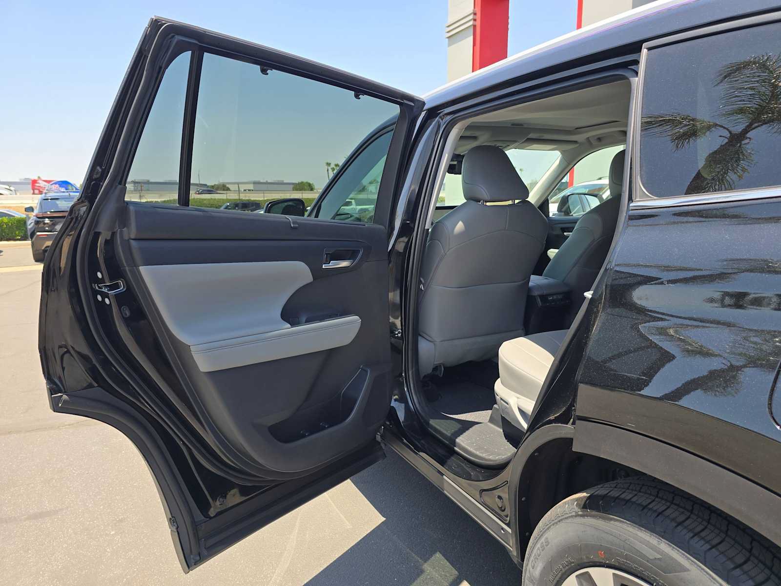 Used 2023 Toyota Highlander XLE FWD image 17
