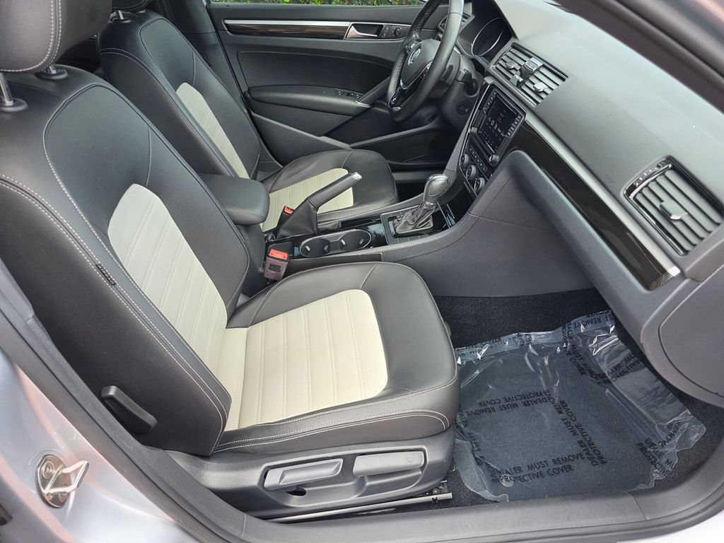 Used 2018 Volkswagen Passat 3.6 FWD image 28