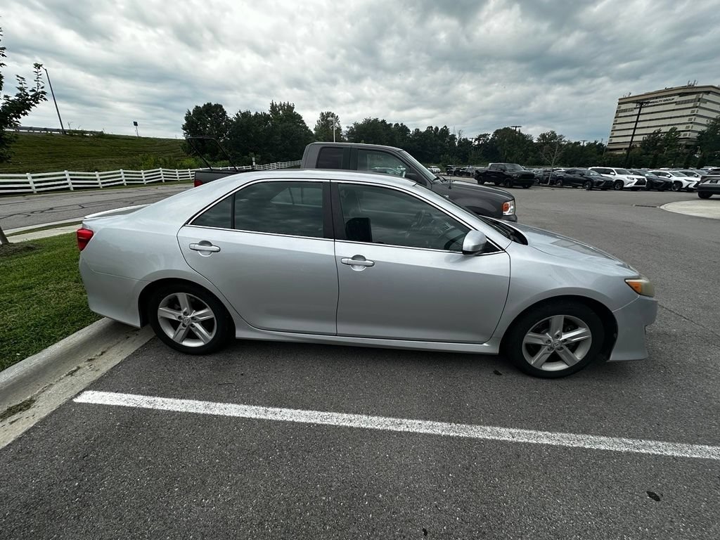 Used 2014 Toyota Camry SE FWD image 2