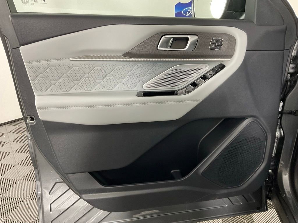 New 2026 Ford Explorer Platinum w/ LUX Leather Package AWD/4WD image 12