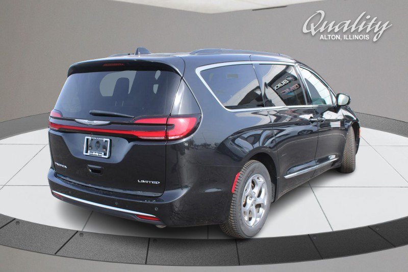 Used 2023 Chrysler Pacifica Limited FWD image 4