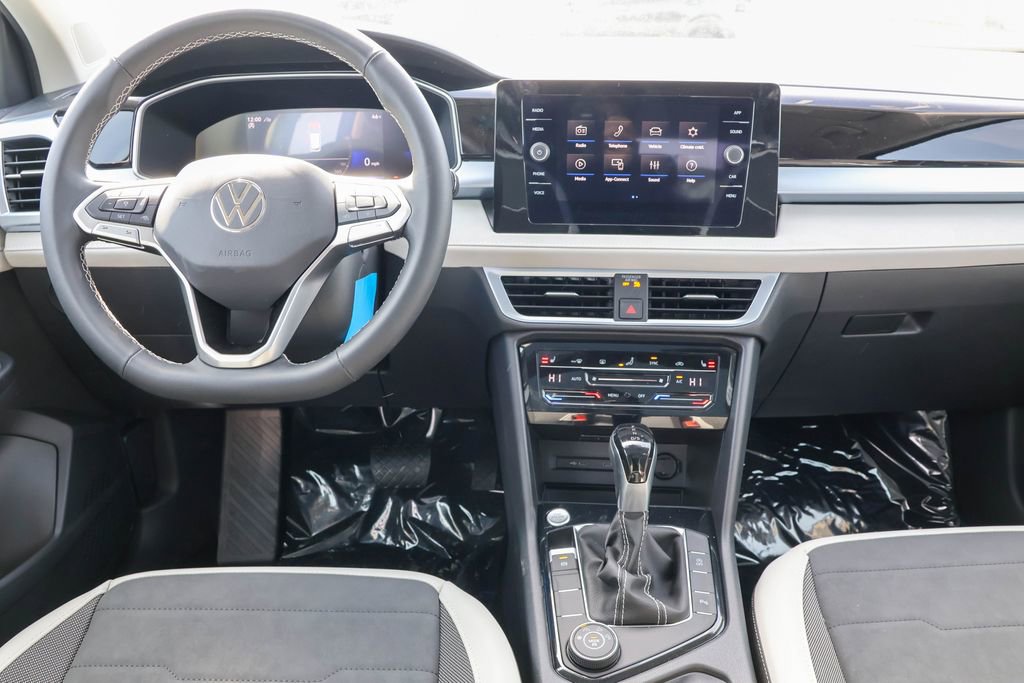 Used 2025 Volkswagen Taos SE image 29