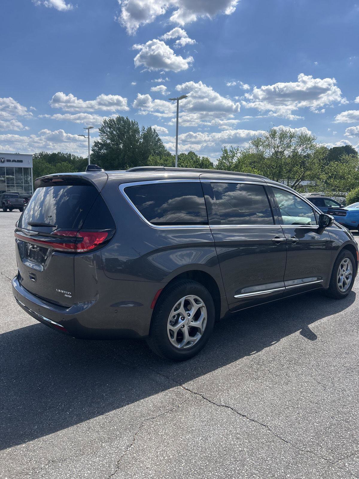 Used 2023 Chrysler Pacifica Limited image 4