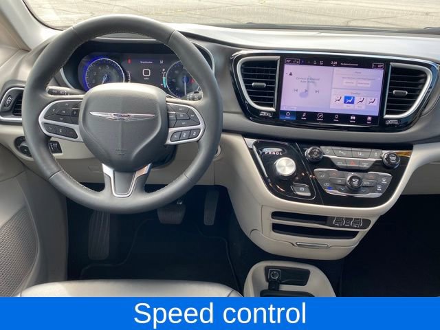 Used 2024 Chrysler Pacifica Touring-L image 7