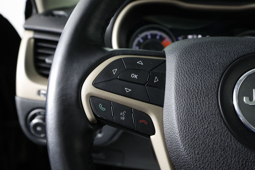 Used 2016 Jeep Cherokee 75th Anniversary image 32