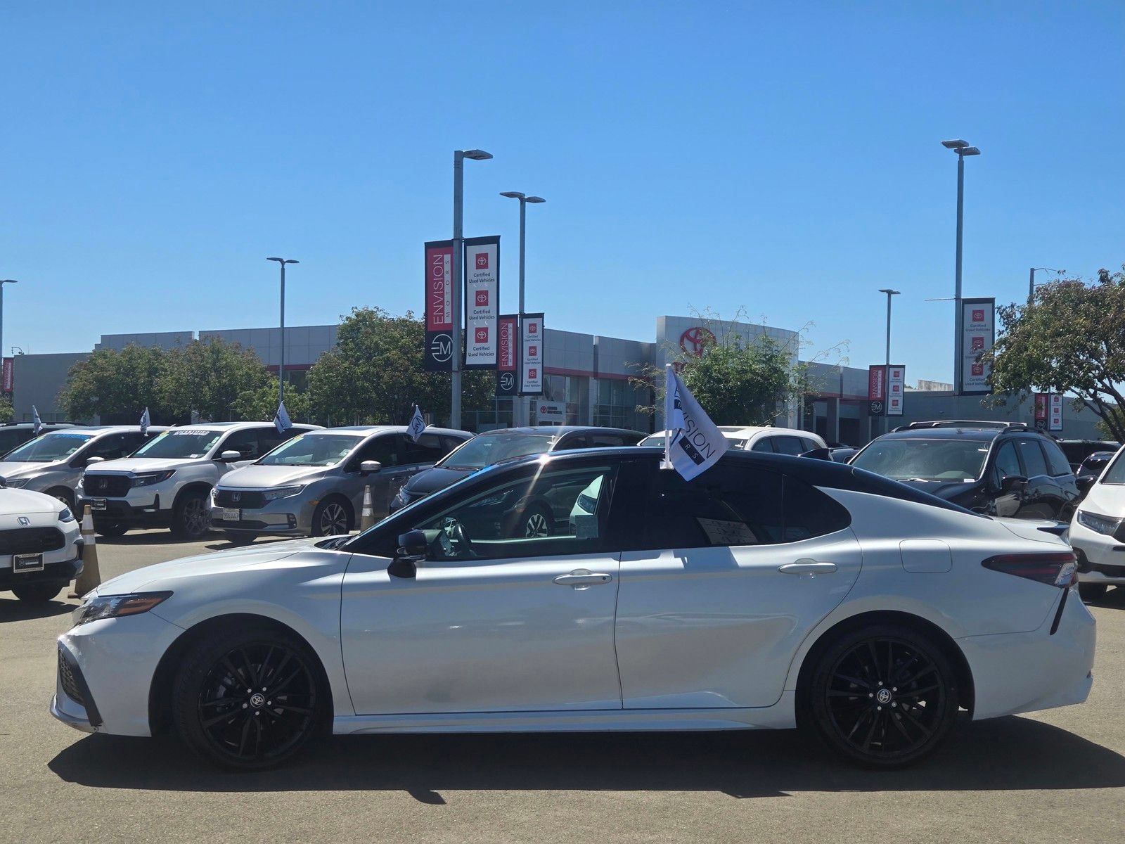 Used 2023 Toyota Camry XSE FWD image 4