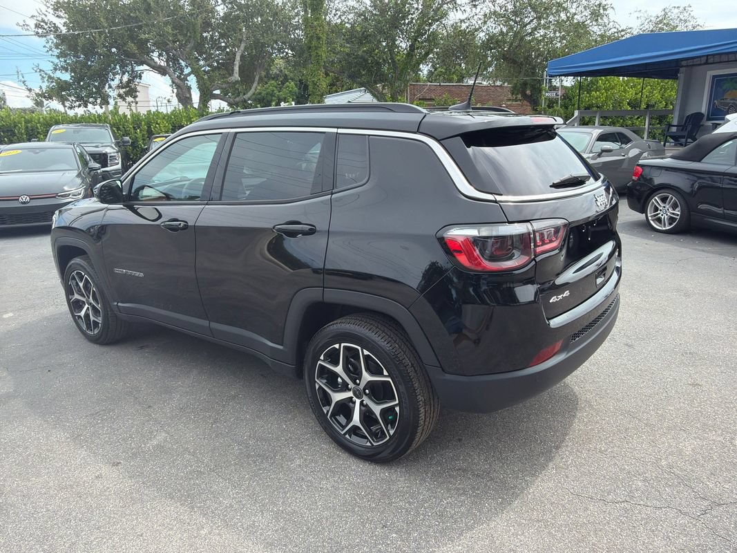 Used 2025 Jeep Compass Limited AWD/4WD image 3