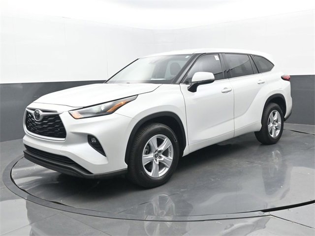 Used 2022 Toyota Highlander LE image 25