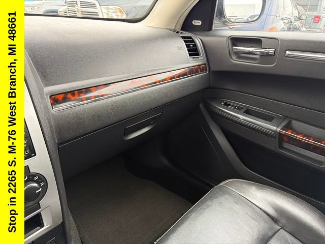 Used 2010 Chrysler 300 C RWD image 31