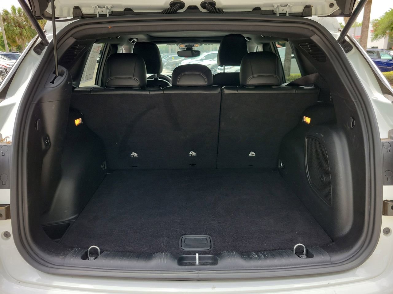 Used 2025 Jeep Compass Latitude w/ Sun & Sound Group AWD/4WD image 9