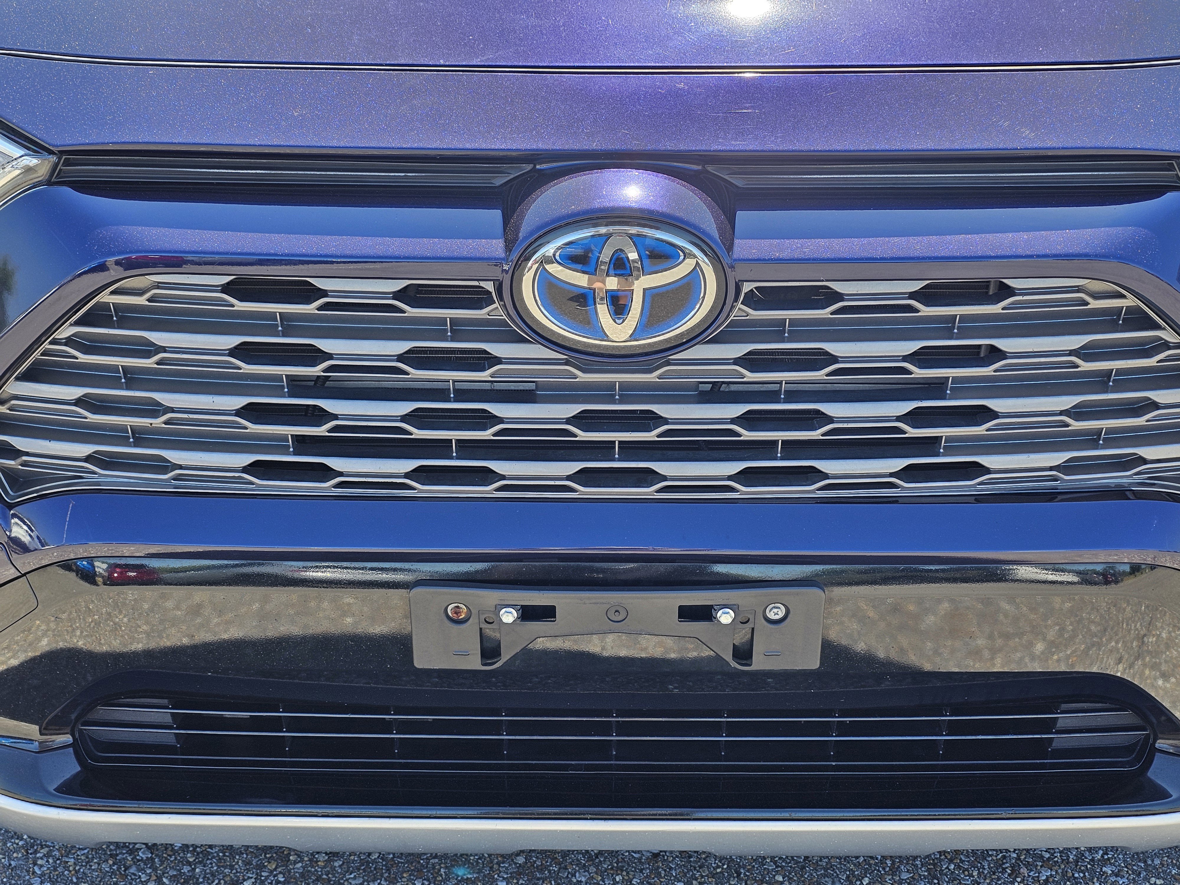 Used 2019 Toyota RAV4 XSE w/ XSE Weather Package AWD/4WD image 3