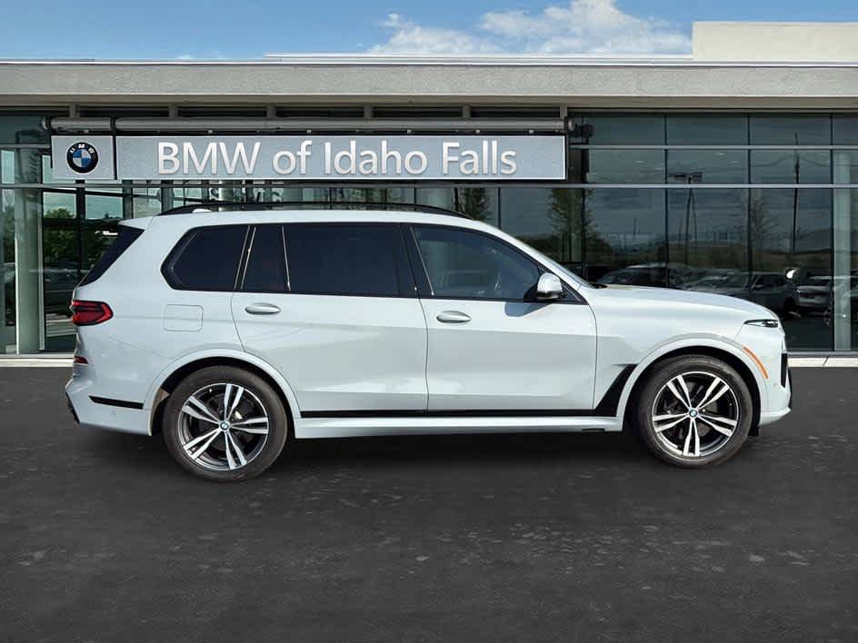Used 2024 BMW X7 xDrive40i w/ M Sport Package AWD/4WD image 4