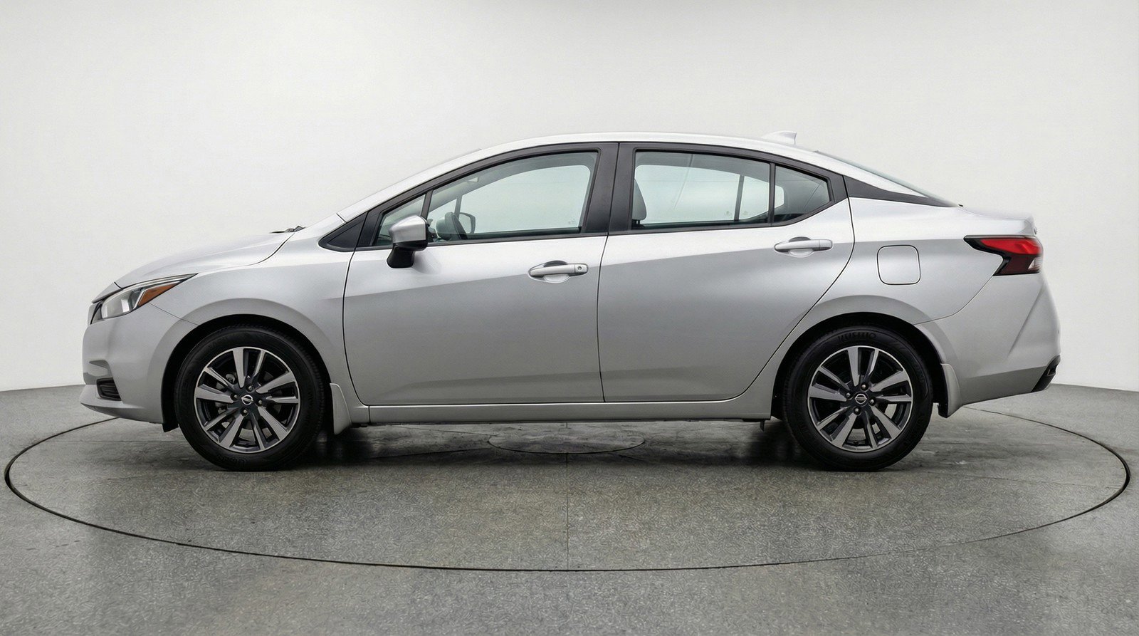 Used 2025 Nissan Versa SV image 5