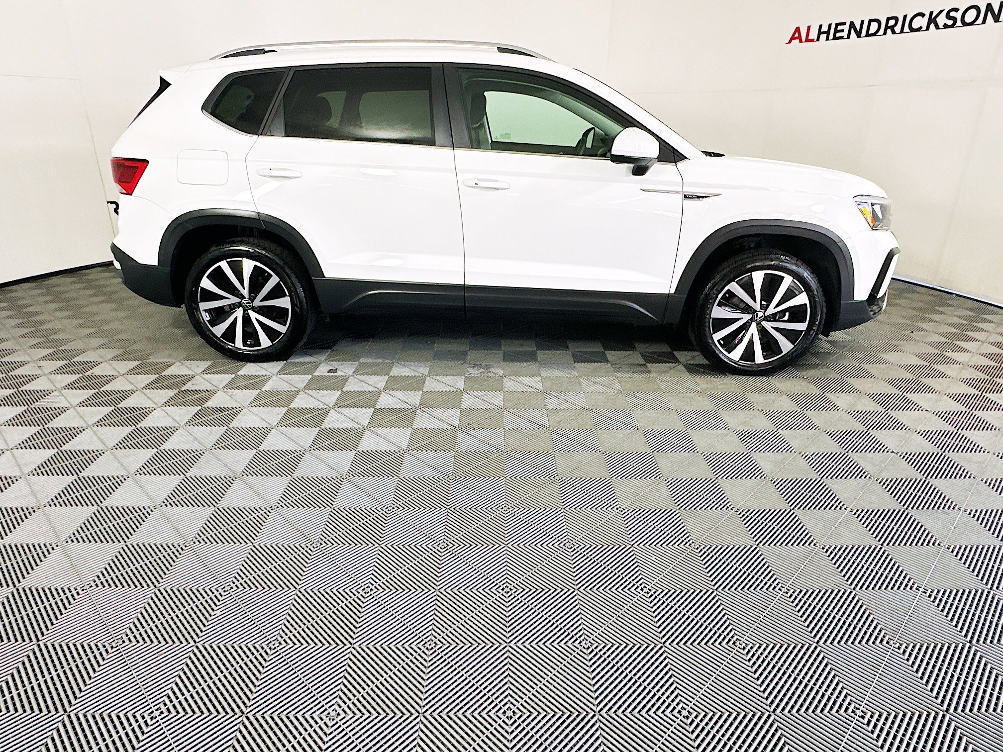 Used 2024 Volkswagen Taos SE image 2